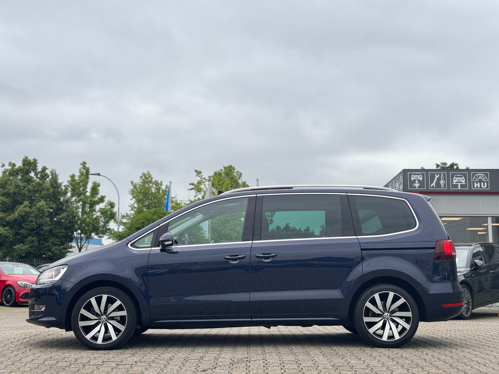 Fahrzeugabbildung Volkswagen Sharan 2.0 TDI Highline *DSG|PANORAMA|6-SITZE*