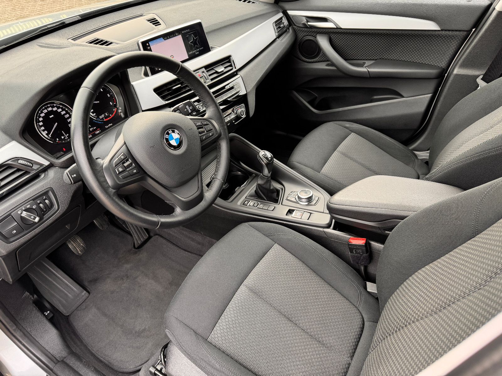 Fahrzeugabbildung BMW X1 18d sDrive *AHK|NAVI|PDC|SHZ|1.HAND|WR*