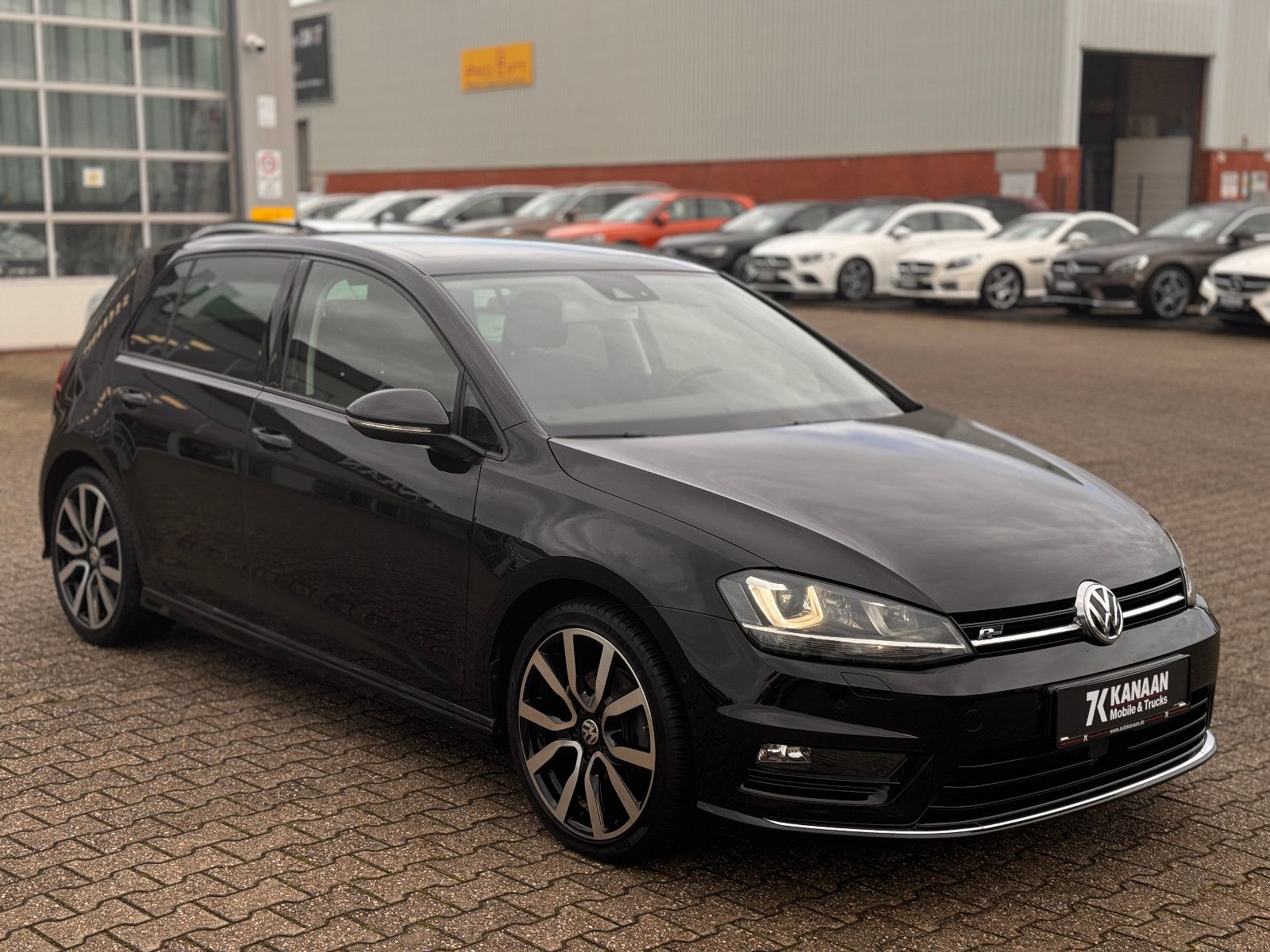 Fahrzeugabbildung Volkswagen Golf VII Lim. 1.4 TSI Highline R-Line *DSG|PANO*