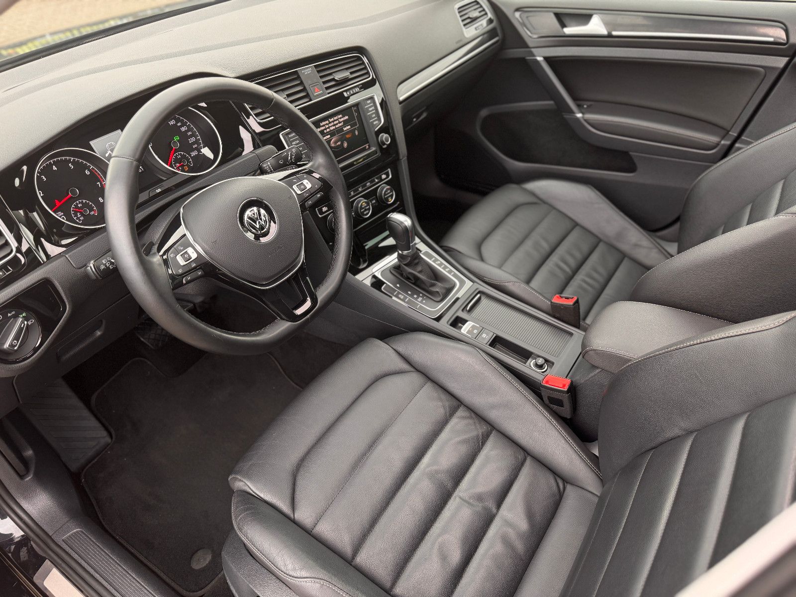 Fahrzeugabbildung Volkswagen Golf VII Lim. 1.4 TSI Highline R-Line *DSG|PANO*