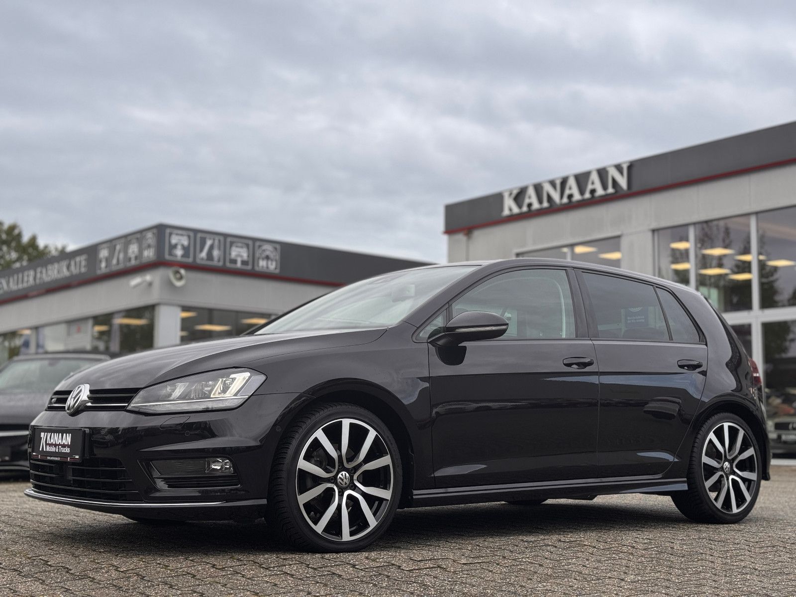 Fahrzeugabbildung Volkswagen Golf VII Lim. 1.4 TSI Highline R-Line *DSG|PANO*