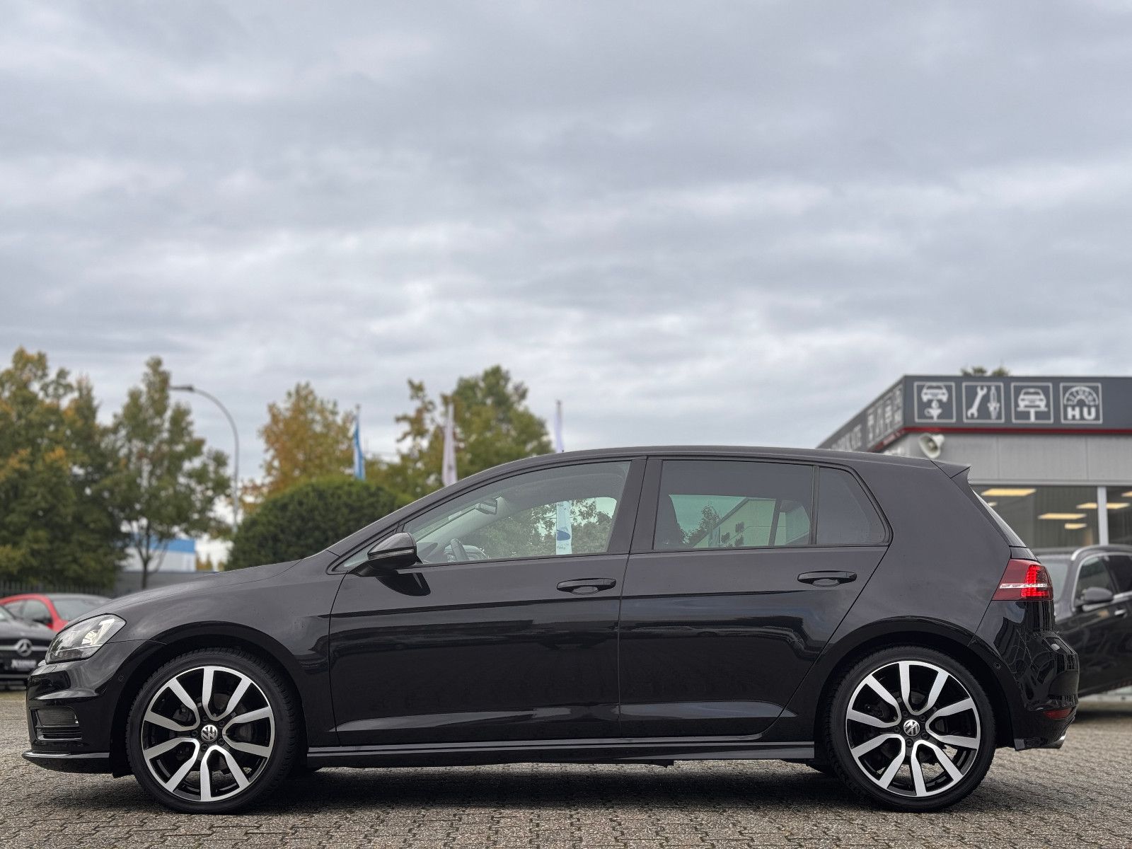 Fahrzeugabbildung Volkswagen Golf VII Lim. 1.4 TSI Highline R-Line *DSG|PANO*