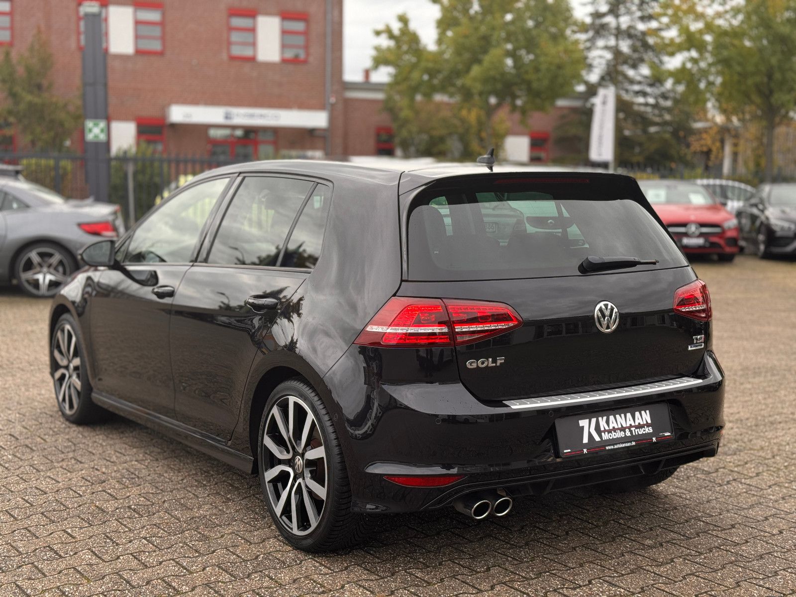 Fahrzeugabbildung Volkswagen Golf VII Lim. 1.4 TSI Highline R-Line *DSG|PANO*