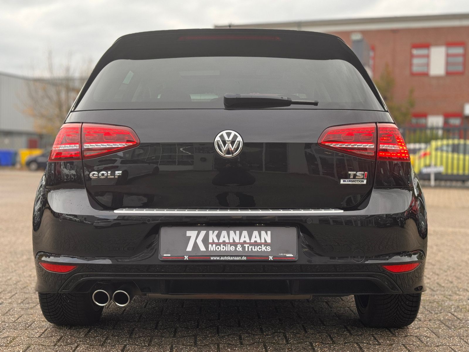 Fahrzeugabbildung Volkswagen Golf VII Lim. 1.4 TSI Highline R-Line *DSG|PANO*