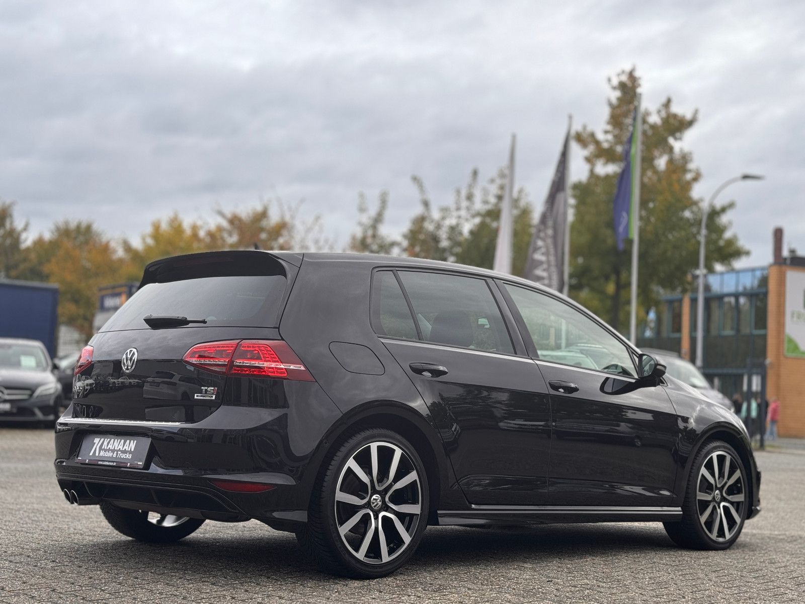 Fahrzeugabbildung Volkswagen Golf VII Lim. 1.4 TSI Highline R-Line *DSG|PANO*