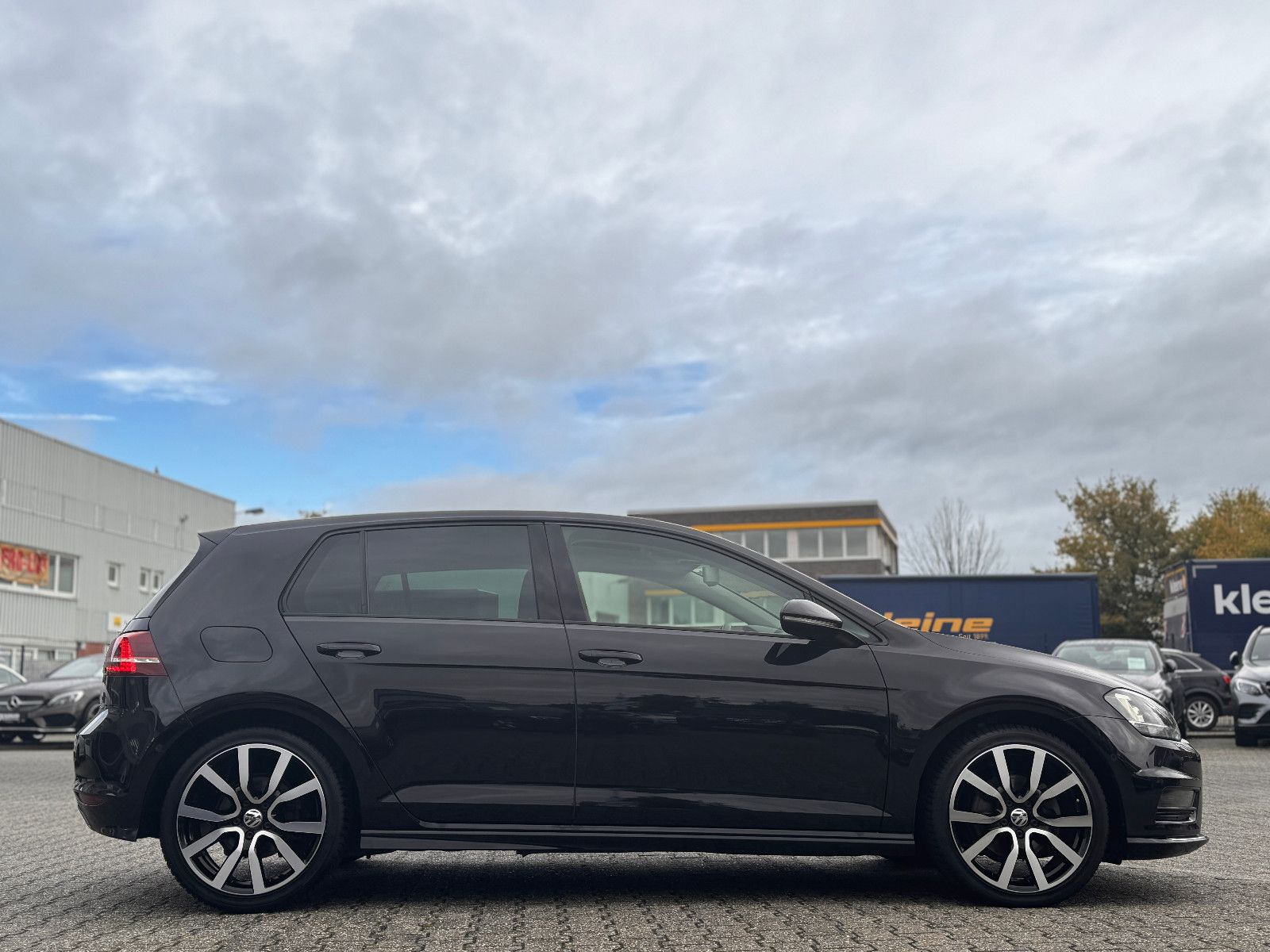 Fahrzeugabbildung Volkswagen Golf VII Lim. 1.4 TSI Highline R-Line *DSG|PANO*