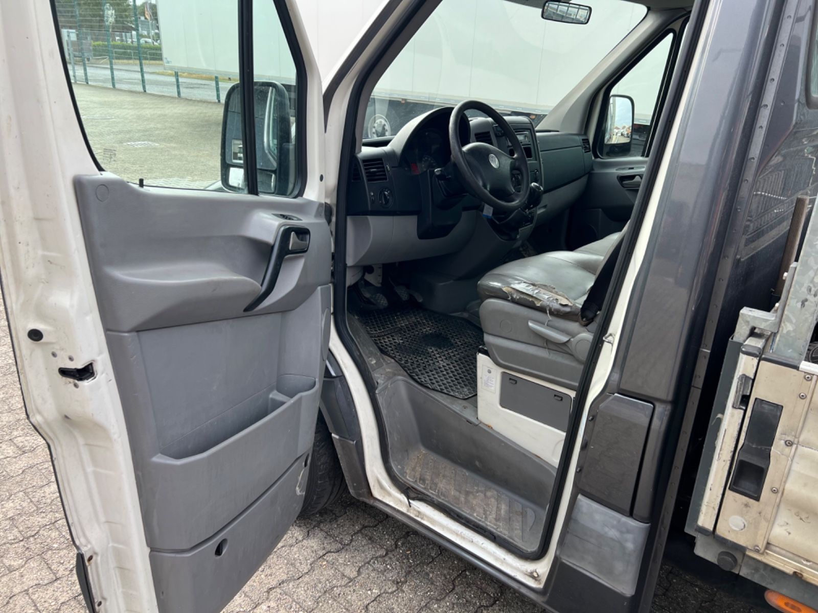 Fahrzeugabbildung Volkswagen Crafter Pritsche 35  L2  PRITSCHE  2 Jahre TÜV