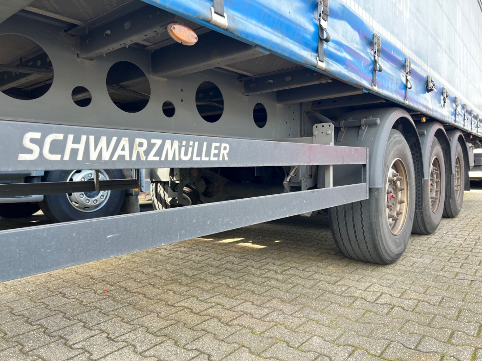 Fahrzeugabbildung Schwarzmüller J-Serie  Flach 3.50m Hoch Baustahltransport  3x