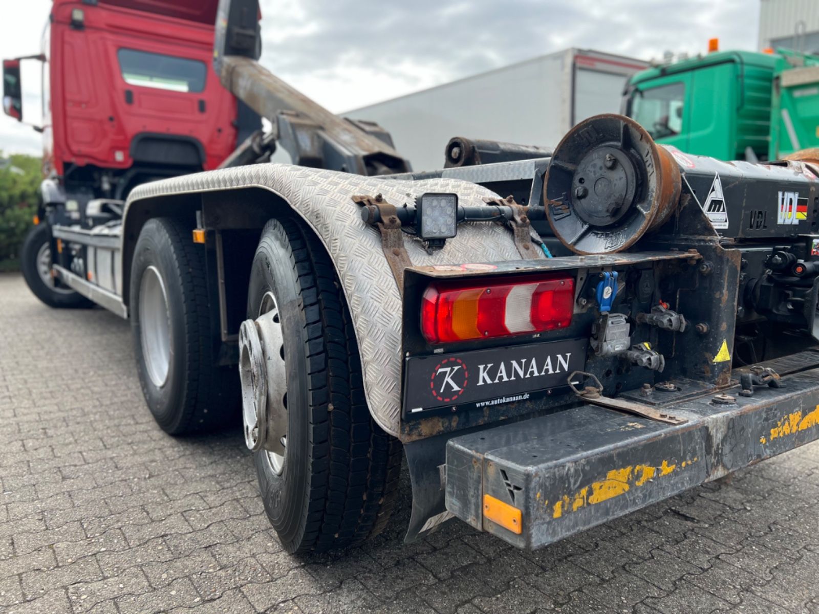 Fahrzeugabbildung Mercedes-Benz 2543 Antos 6x2  VDL Haken Abroller Lift-/Lenk