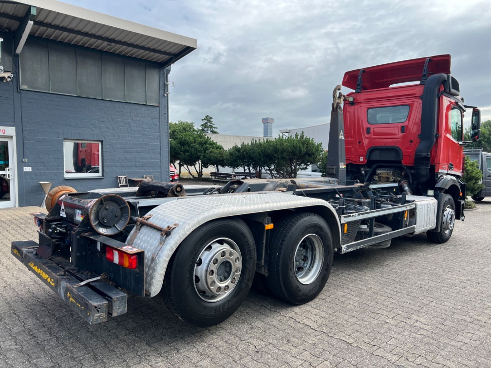 Fahrzeugabbildung Mercedes-Benz 2543 Antos 6x2  VDL Haken Abroller Lift-/Lenk