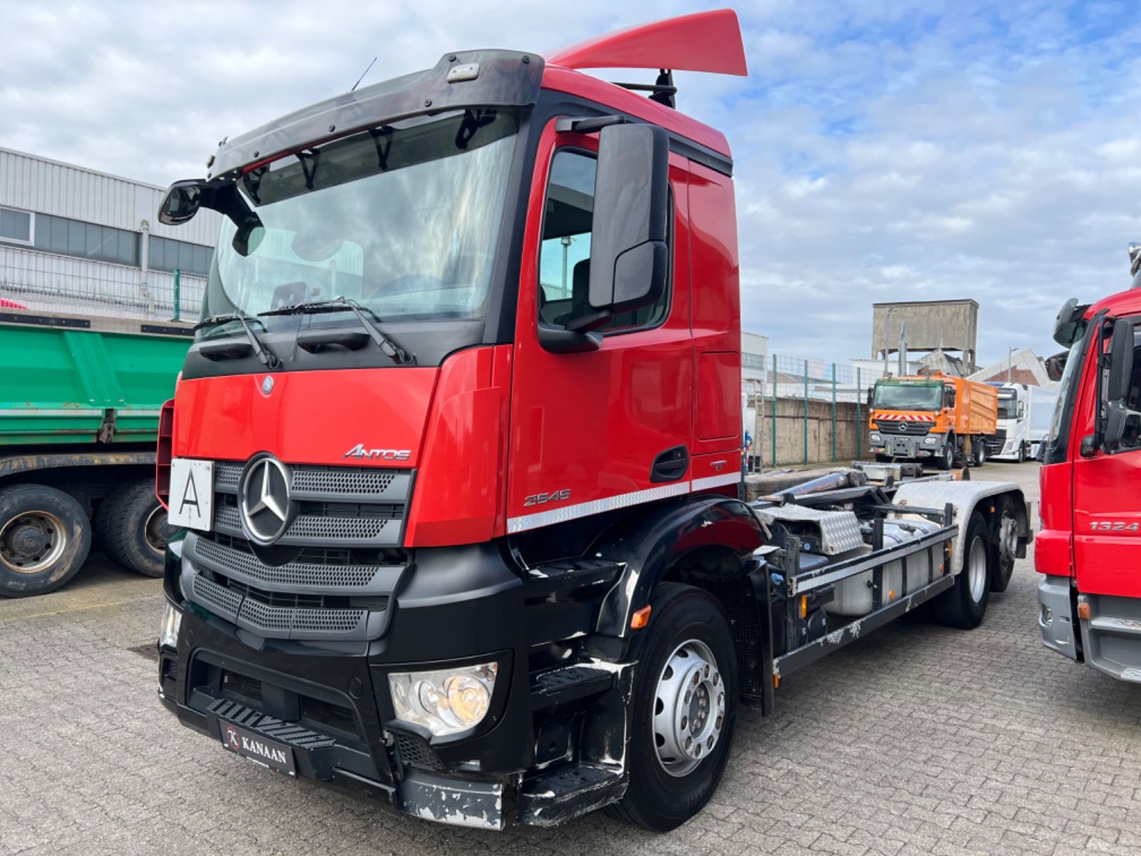 Fahrzeugabbildung Mercedes-Benz 2543 Antos 6x2  VDL Haken Abroller Lift-/Lenk