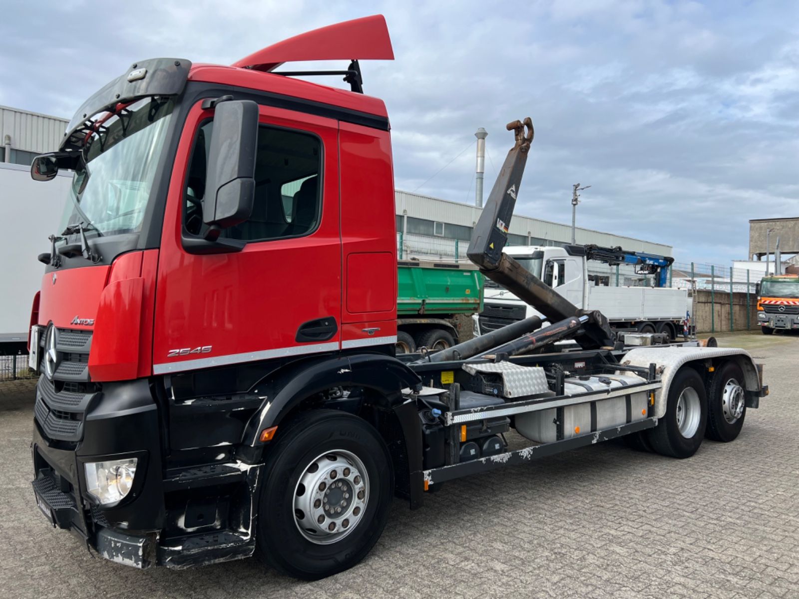 Fahrzeugabbildung Mercedes-Benz 2543 Antos 6x2  VDL Haken Abroller Lift-/Lenk