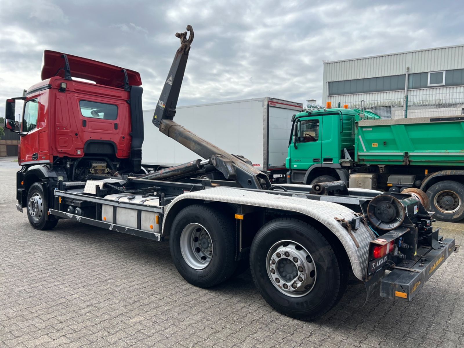 Fahrzeugabbildung Mercedes-Benz 2543 Antos 6x2  VDL Haken Abroller Lift-/Lenk