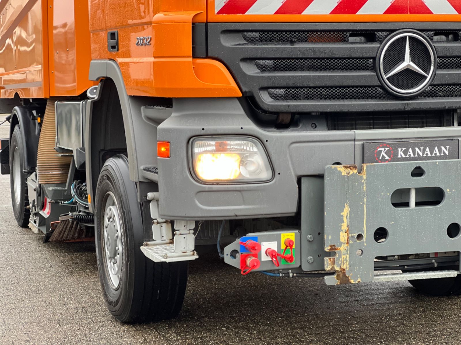 Fahrzeugabbildung Mercedes-Benz 2032 Actros 4x4 Bucher STKF 9500  AIRPORT  KLIMA