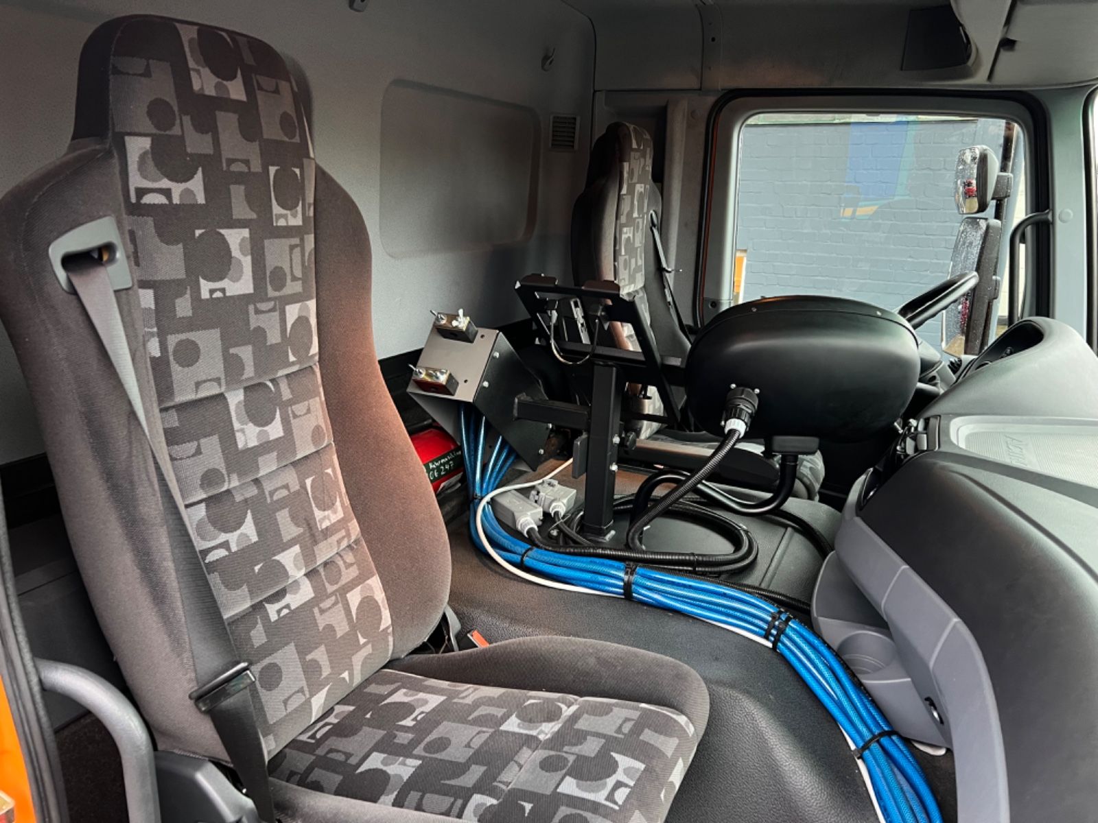 Fahrzeugabbildung Mercedes-Benz 2032 Actros 4x4 Bucher STKF 9500  AIRPORT  KLIMA