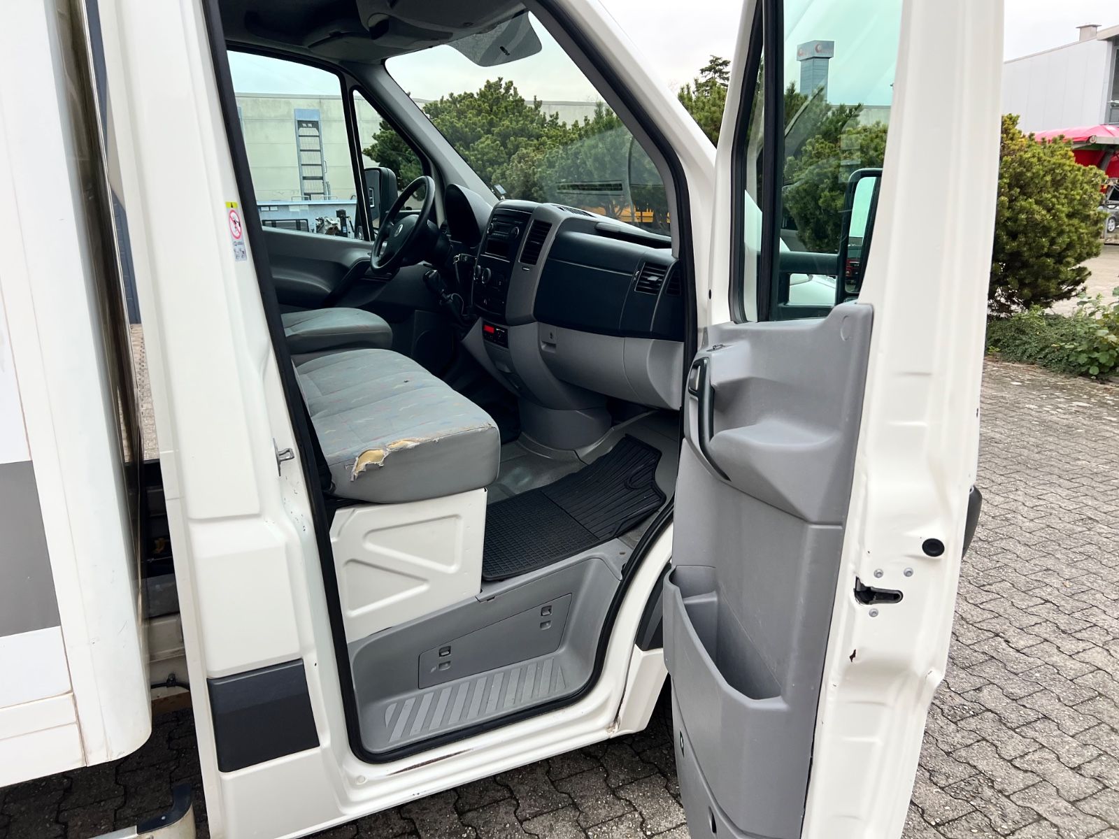 Fahrzeugabbildung Volkswagen Crafter 2.5  BlueTDI Koffer 5t   Nutzl. 2.000Kg