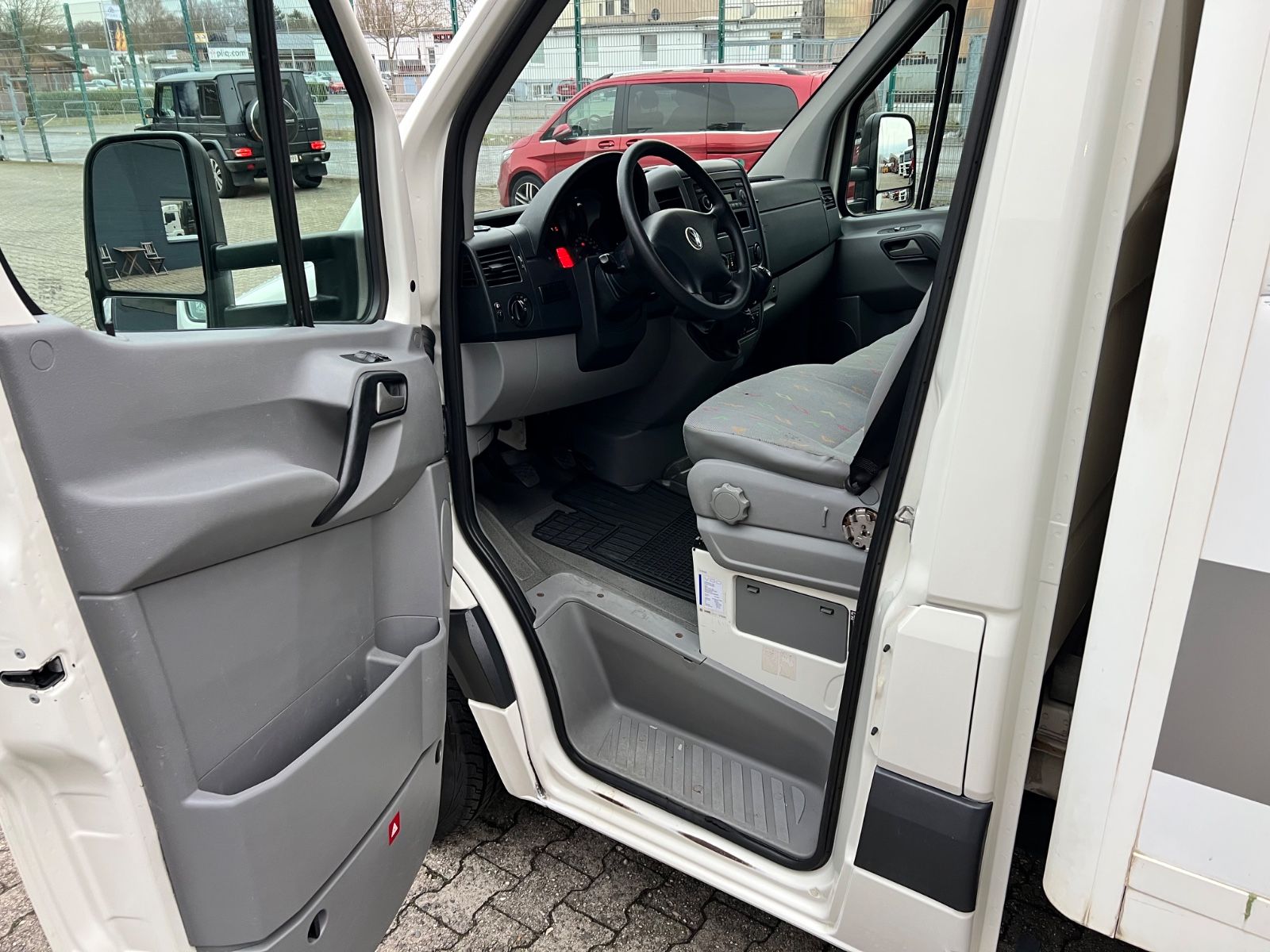 Fahrzeugabbildung Volkswagen Crafter 2.5  BlueTDI Koffer 5t   Nutzl. 2.000Kg