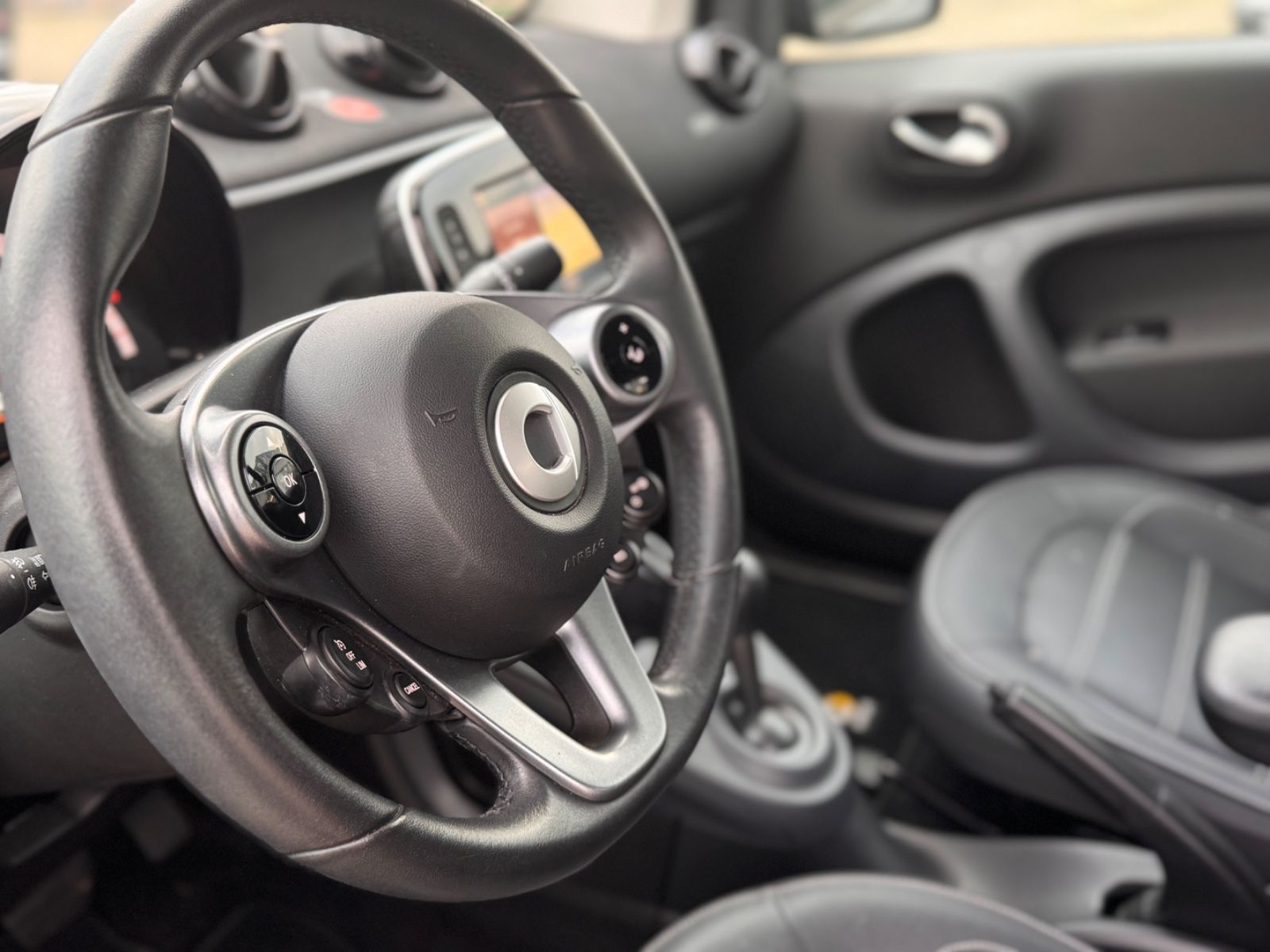 Fahrzeugabbildung Smart ForTwo Cabrio 1.0 Prime *NAVI|TEL|LEDER*