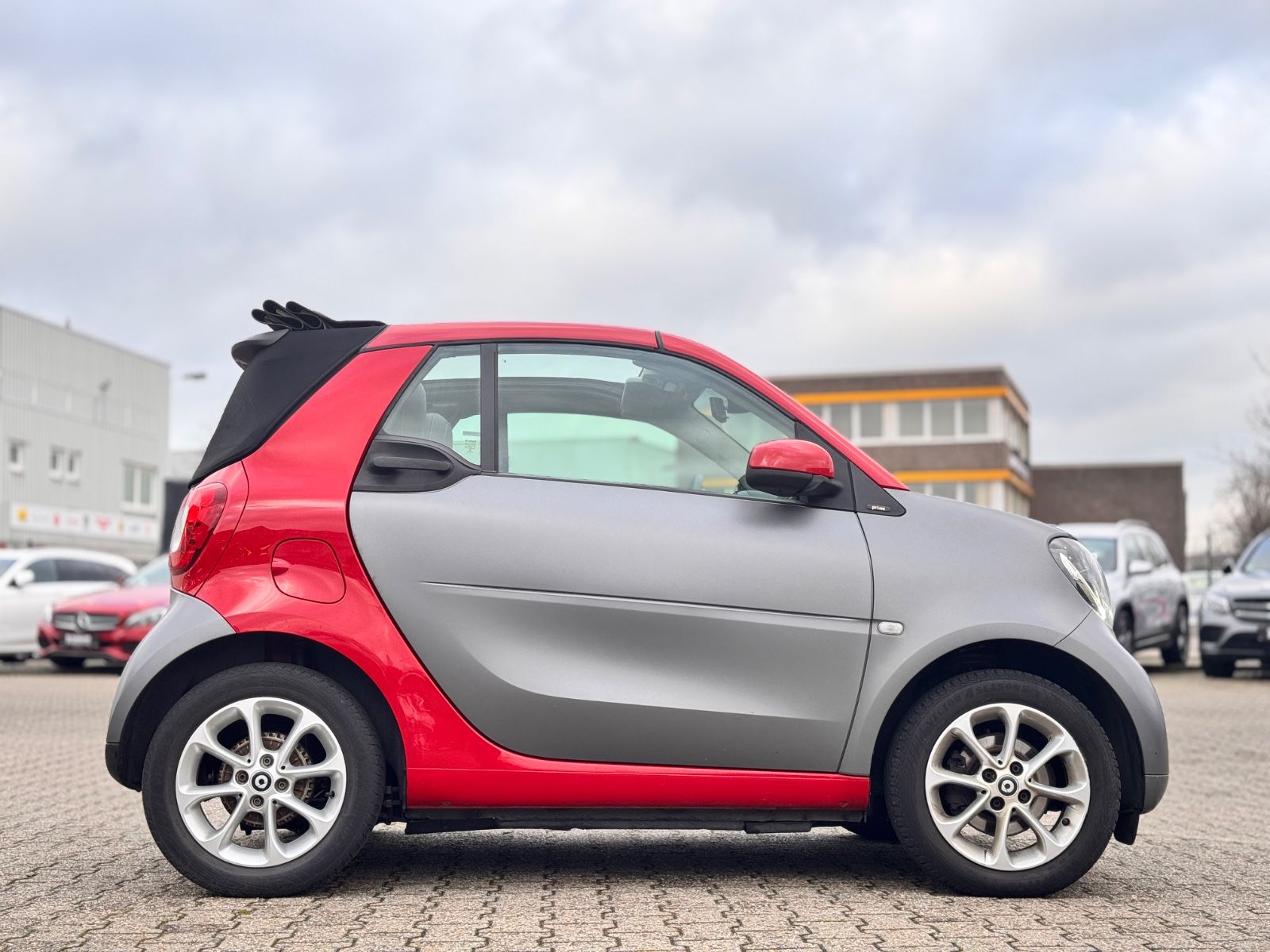 Fahrzeugabbildung Smart ForTwo Cabrio 1.0 Prime *NAVI|TEL|LEDER*