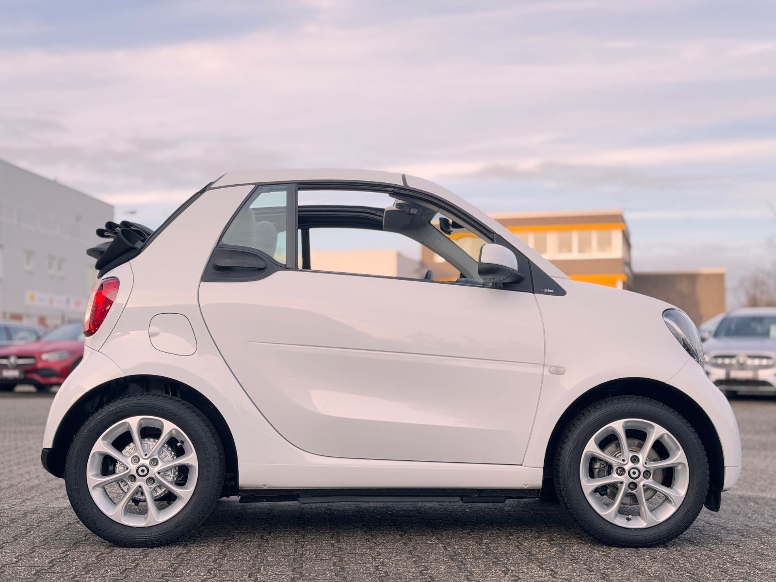 Fahrzeugabbildung Smart ForTwo Cabrio 1.0 Prime *NAVI|LEDER|TEL*