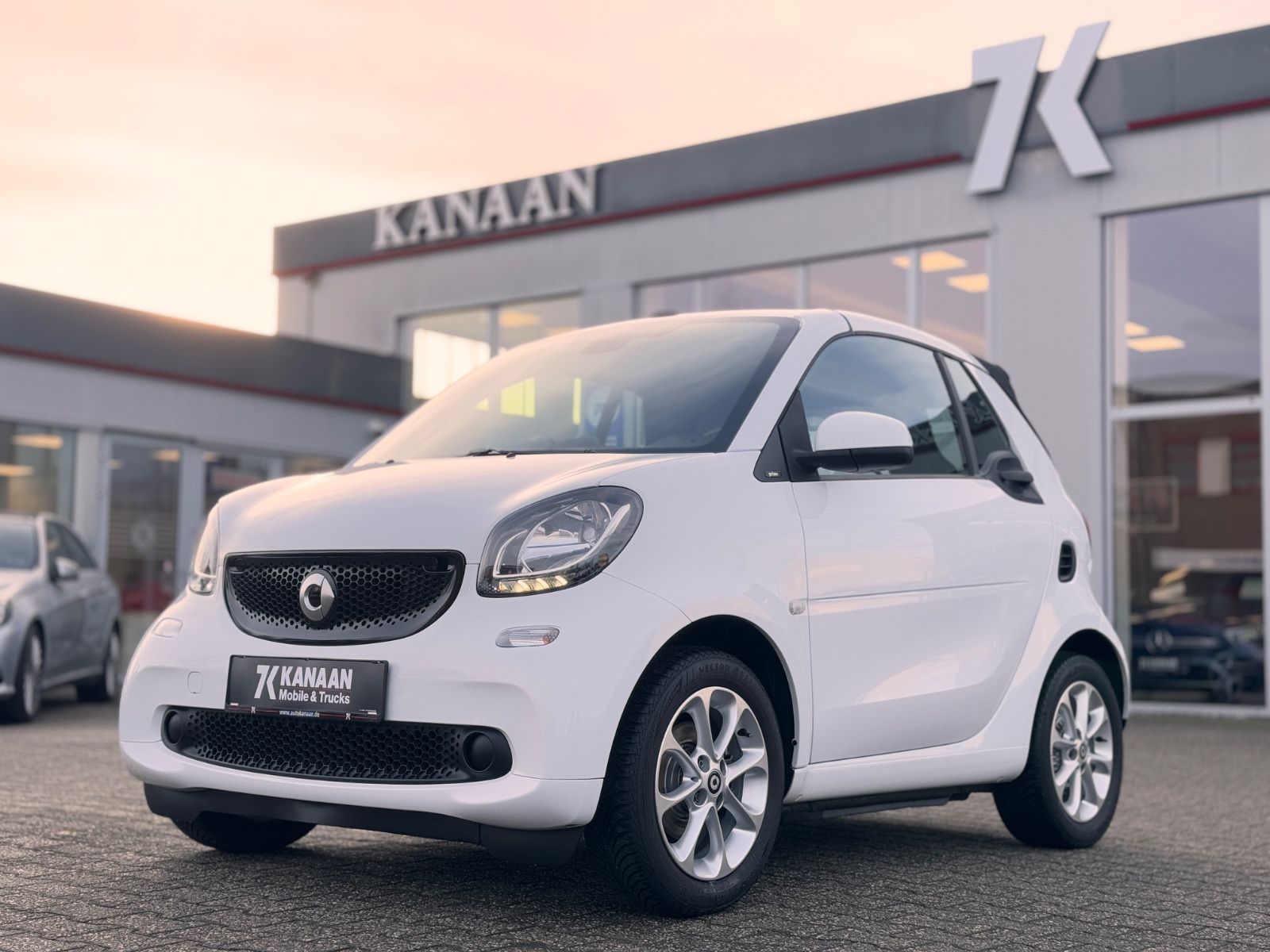 Fahrzeugabbildung Smart ForTwo Cabrio 1.0 Prime *NAVI|LEDER|TEL*