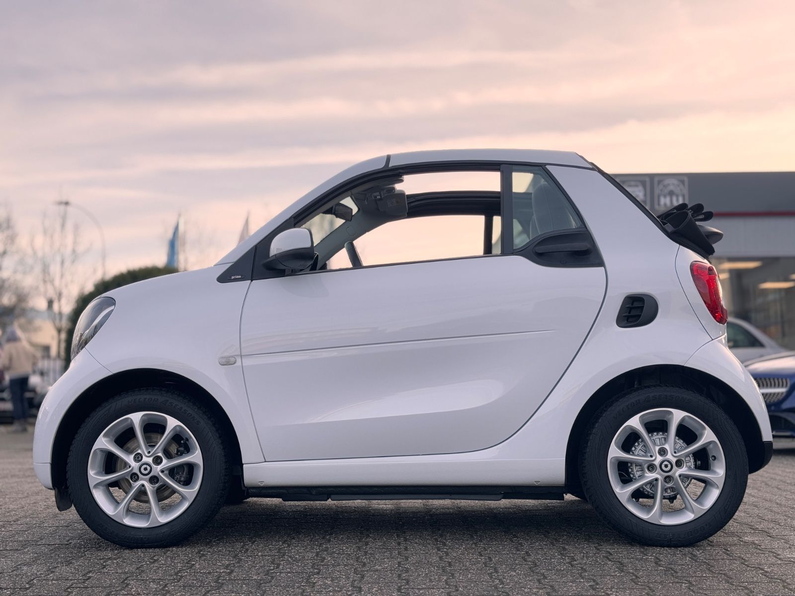 Fahrzeugabbildung Smart ForTwo Cabrio 1.0 Prime *NAVI|LEDER|TEL*