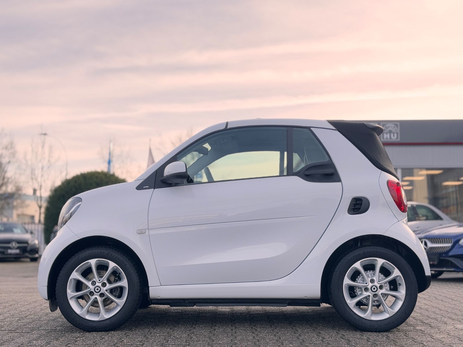 Fahrzeugabbildung Smart ForTwo Cabrio 1.0 Prime *NAVI|LEDER|TEL*